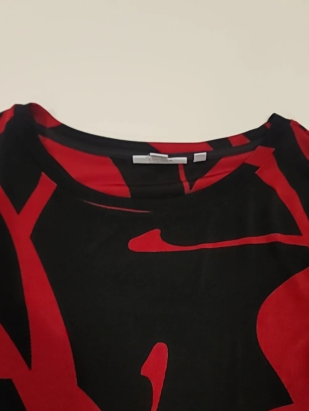 Chico's Black Top with Bold Red Abstract Print XL - Picture 6 of 11